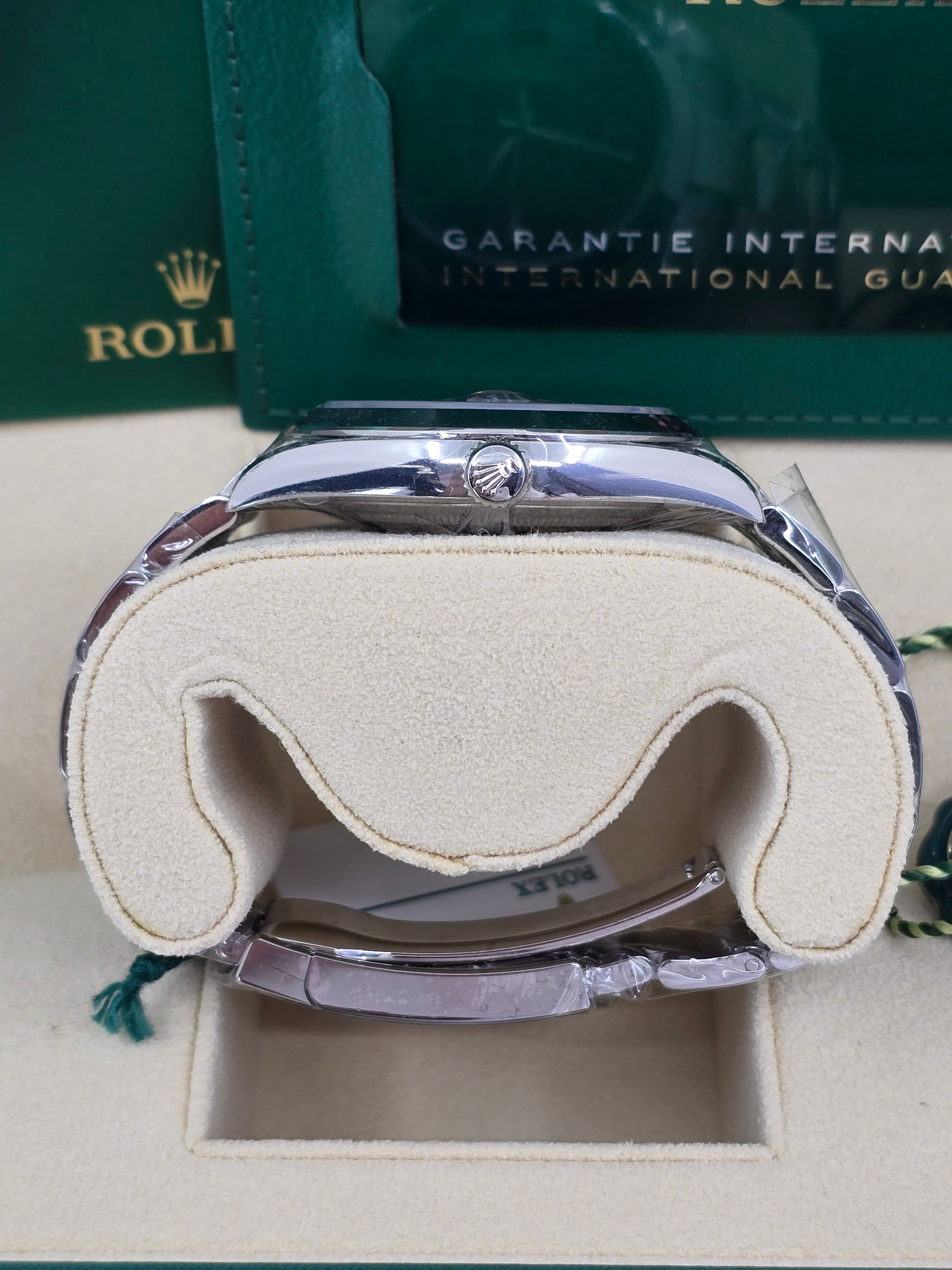 Rolex Datejust 41mm Smooth Bezel "Wimbledon" Dial Oyster - 126300 - New 2025