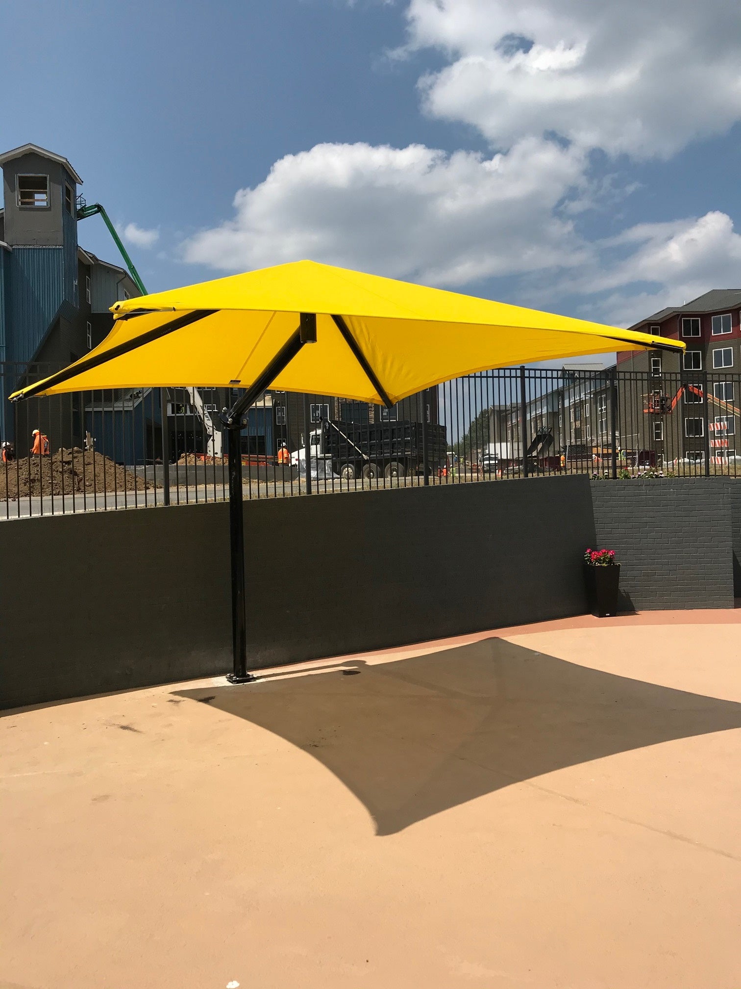 Single Post Pyramid Cantilever Shade Structure