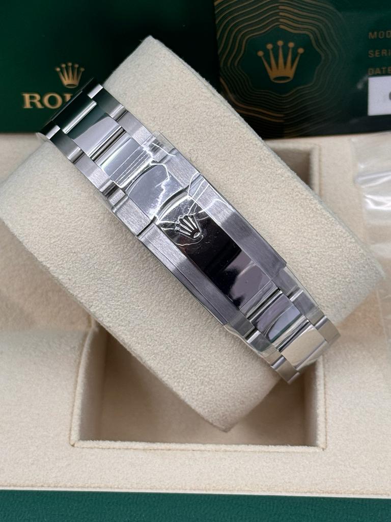 Rolex Datejust 41mm Smooth Bezel White Roman Oyster - 126300 - New 2025